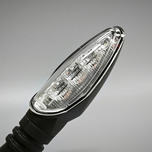 LED smerovka na motocykel – detail priehľadného sklíčka s chrómovým lemom