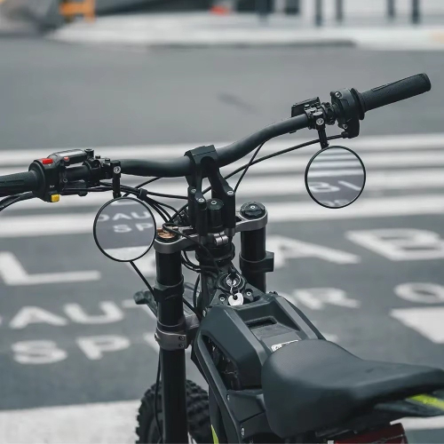 CNC zrkadlá na motocykli – pohľad zboku, montáž pod riadidlami