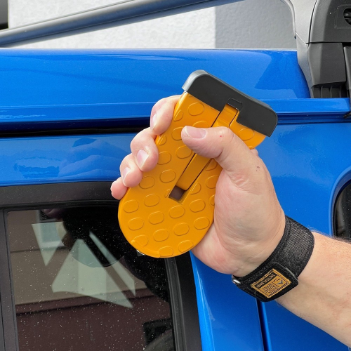 Stupačka na dverový zámok auta KF-B1038 v ruke – kompaktné rozmery pred uchytením na karosériu