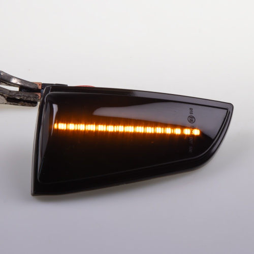 LED dynamická smerovka Volvo so sekvenčným efektom blikania — rozsvietené oranžové LED diódy