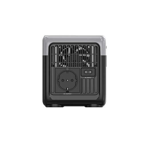 Zadná strana nabíjacej stanice GPS310 — AC Schuko výstup 230 V, AC vstup osmička a chladiaci ventilátor