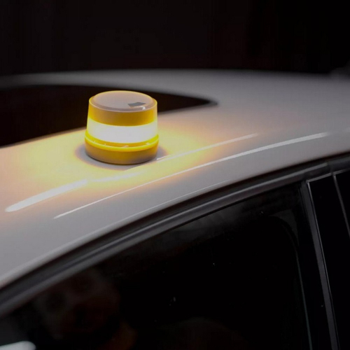 OSRAM V16 IoT výstražné svetlo osadené magnetom na streche vozidla v noci