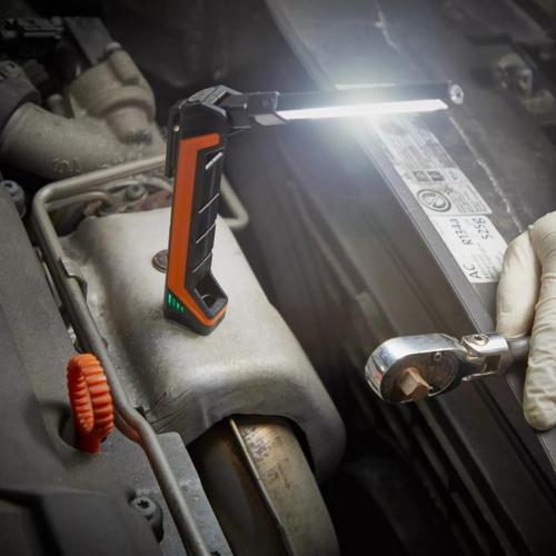 OSRAM pracovné ručné svietidlo POCKET200 pri práci v motore