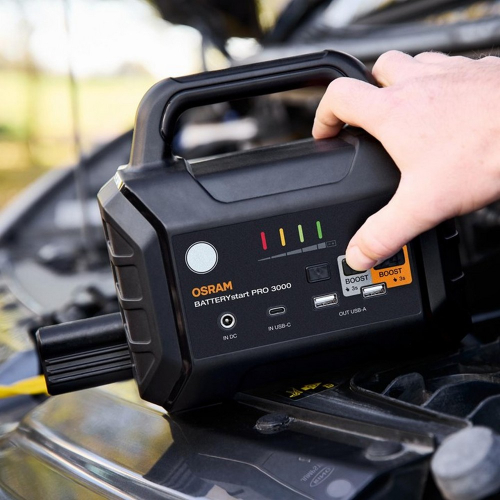 OSRAM BATTERYstart PRO 3000 v motorovom priestore auta
