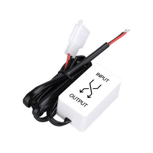 DC-DC menič napätia – vstup INPUT, výstup OUTPUT, konektor a voľné vodiče
