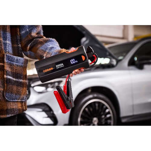 OSRAM BATTERYjumpstart 2000 v ruke pri vozidle