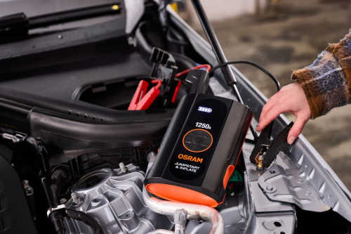 OSRAM BATTERYjumpstart 1250A pripojený k autobatérii