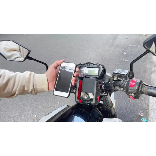 Držiak telefónu s nabíjaním namontovaný na riadidlách motocykla