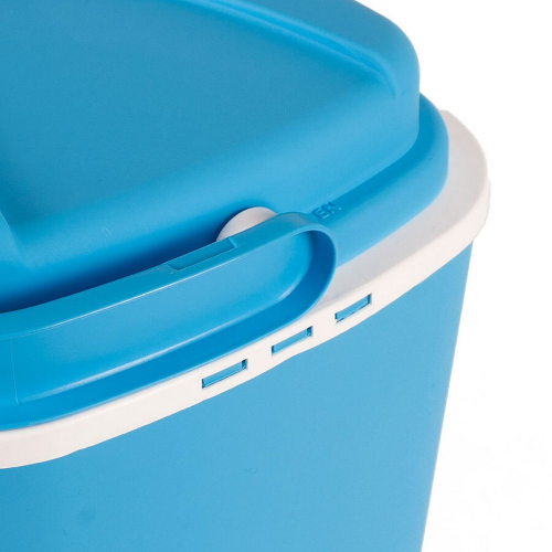 Detail uzamykacej rukoväti chladiaceho boxu 24 l