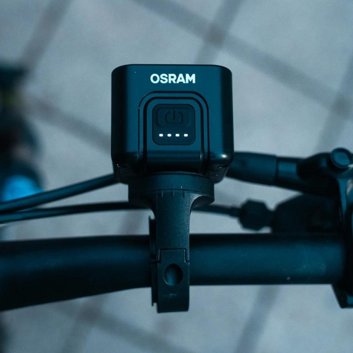Predné cyklosvietidlo OSRAM upevnené na riadidlách pomocou držiaka ACC101