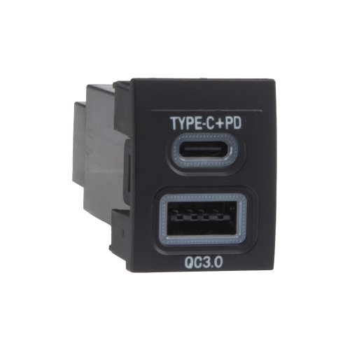 Detail USB-C a USB QC3.0 portu do palubnej dosky