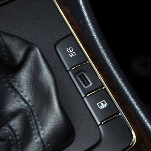 USB nabíjačka namontovaná v interiéri Volkswagen Passat