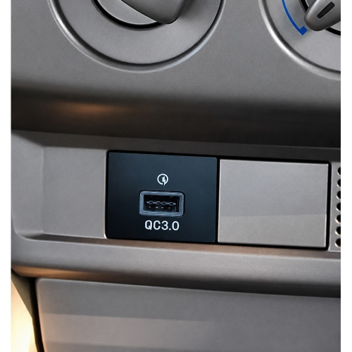 USB nabíjačka namontovaná v interiéri Ford Focus