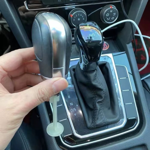 Porovnanie pôvodnej radiacej páky s novou LED DSG hlavicou počas montáže vo vozidle Volkswagen