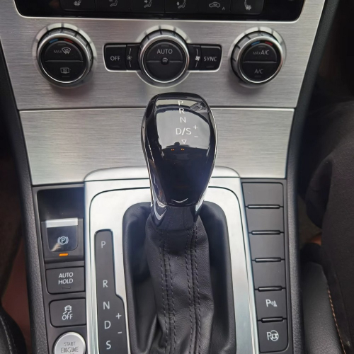 Detail hlavice radiacej páky DSG vo vozidle Volkswagen s označením P, R, N, D/S a bielym podsvietením
