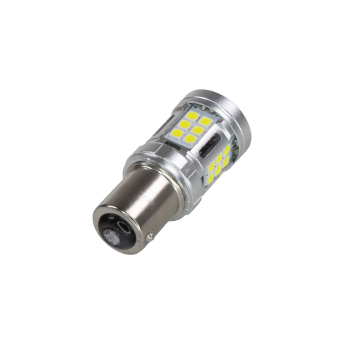 Detail LED žiarovky BA15S P21W s kovovou päticou a bočnými LED čipmi