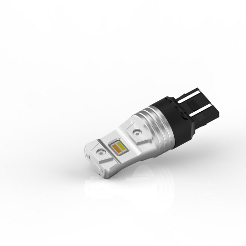 LED žiarovka T20 7443 Switchback v šikmom pohľade s hliníkovým telom a čiernou päticou