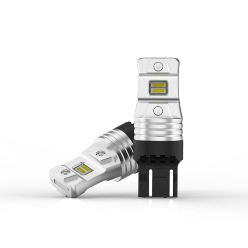 LED žiarovka T20 7443 z čelného pohľadu s bielymi CSP čipmi a celohliníkovým telom