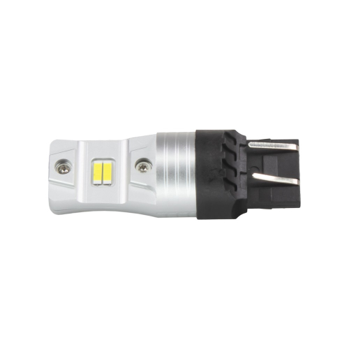 Bočný detail LED žiarovky T20 7443 s bielym LED čipom, hliníkovým telom a čiernou päticou