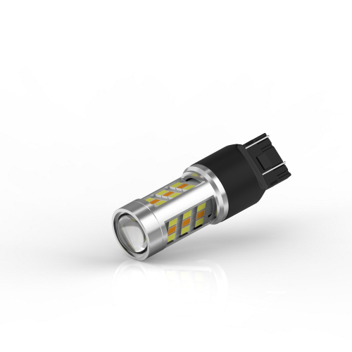 LED žiarovka T20 7443 Switchback v šikmom produktovom zábere s hliníkovým telom a čiernou päticou