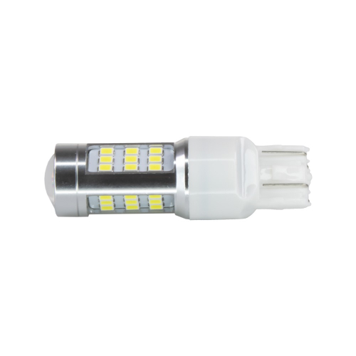 Detail bielej LED žiarovky T20 7443 s hliníkovým telom, bočnými SMD čipmi a kontaktnou päticou
