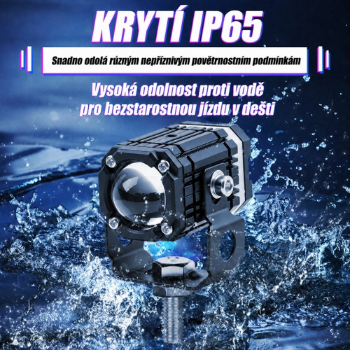 Prídavné LED svetlo na motocykel s krytím IP65 znázornené pri kontakte so striekajúcou vodou