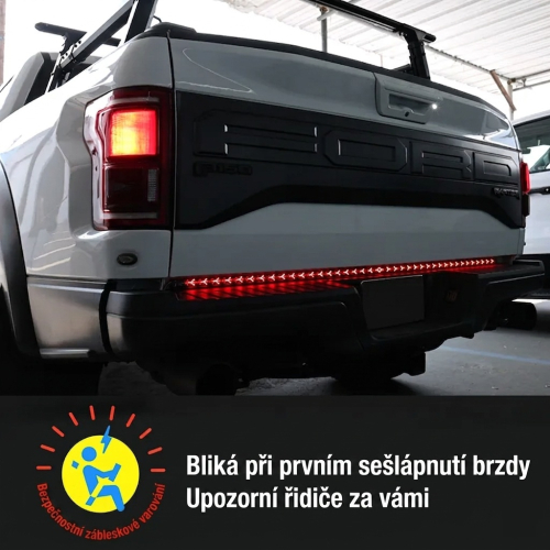 Svietiaca LED rampa na Ford F-150 pri brzdení