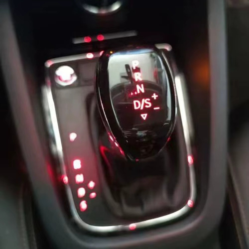 Červeno podsvietená LED hlavica DSG páky namontovaná v aute Volkswagen