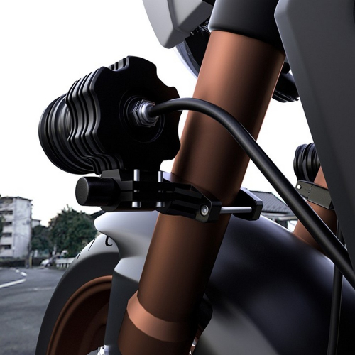 Detail uchytenia pracovného LED svetla na prednej vidlici motocykla pomocou rúrkového držiaka