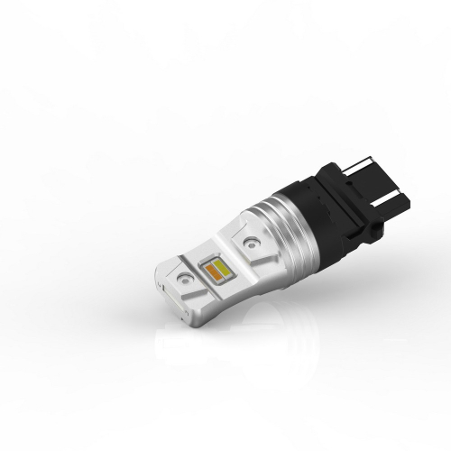 LED žiarovka T20 3157 z šikmého pohľadu s detailom štvorkontaktnej pätice