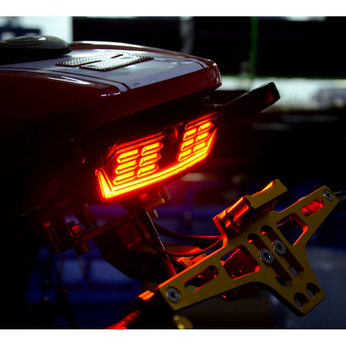Rozsvietené LED zadné svetlo motocykla s integrovanými dynamickými smerovkami