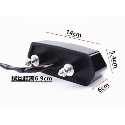 Rozmery LED zadného svetla motocykla – šírka 14 cm, výška 5,4 cm a hĺbka 6 cm