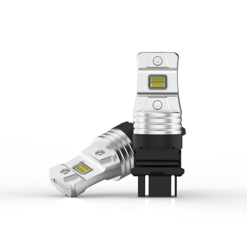 Dvojica bielych LED žiaroviek T20 3157 s hliníkovým chladiacim telom