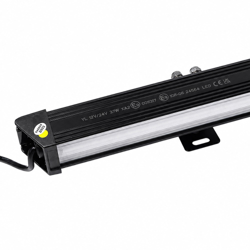 Detail prednej časti LED smerovej aleje s označením homologizácie ECE R10 a ECE R65