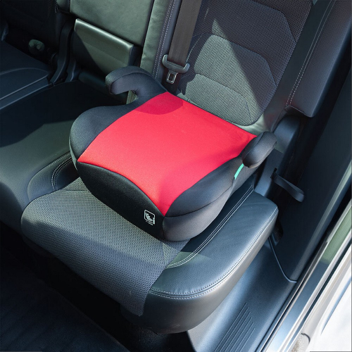 Detský i-Size podsedák umiestnený na zadnom sedadle osobného automobilu