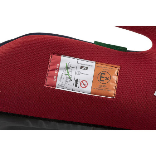 Detailný zábere na štítok homologizácie ECE R129 Universal Booster Cushion E20 s návodom na vedenie pásu