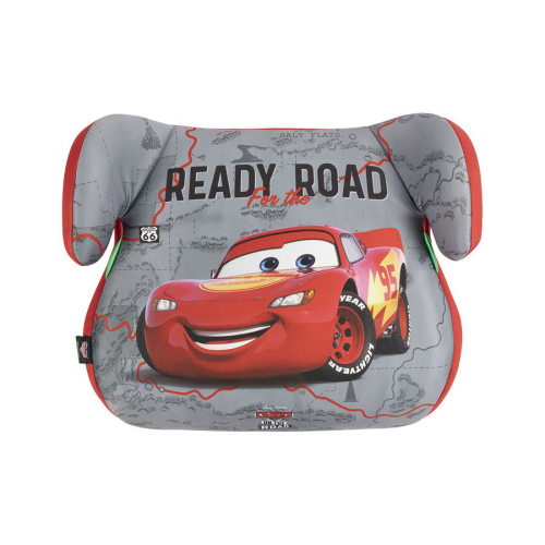 Pohľad spredu na detský auto podsedák s červeným autíčkom Blesk McQueen z rozprávky Autá