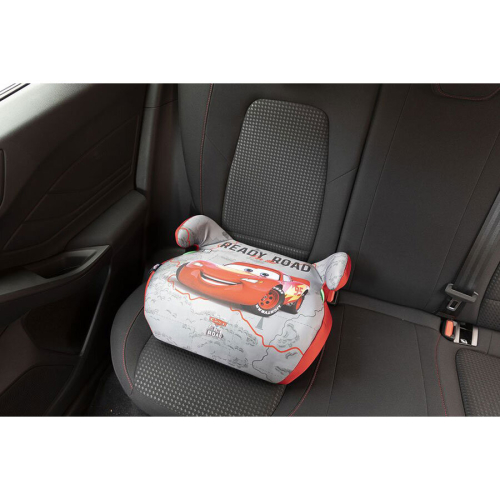 Detský auto podsedák Disney Cars umiestnený na sedadle v interiéri vozidla