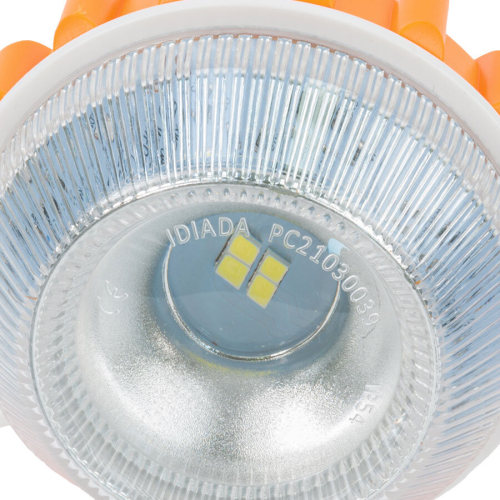 Výstražné LED svetlo V16, detail z nadhľadu na priehľadnú optickú šošovku a vnútorné LED diódy.