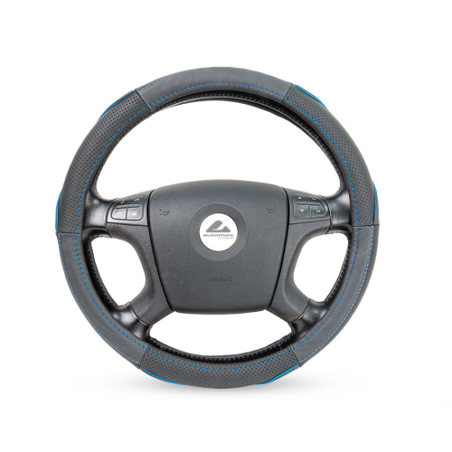 Kožený čierno-modrý poťah založený na volante auta