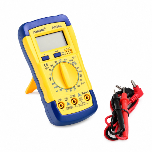 Digitálny multimeter A830L vyklopený na stojane spolu s priloženými meracími káblami