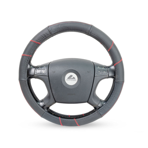 Nasadený kožený poťah z pravej kože na volante osobného automobilu