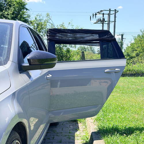 Slnečná clona nasadená na zadnom bočnom okne