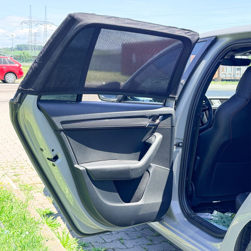 Detail slnečnej clony na zadných dverách auta