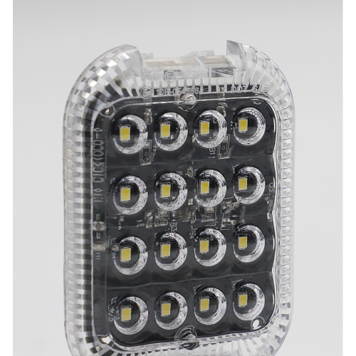 Detail prednej časti LED svetla so 16 diódami pod čírym krytom