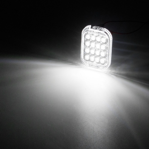 Rozsvietené LED svetlo z bočného pohľadu s intenzívnym bielym svetlom