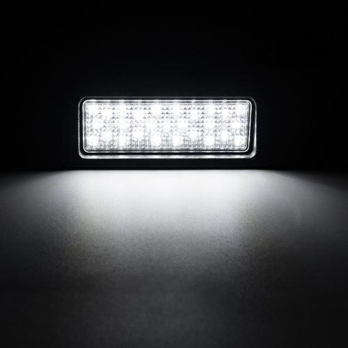 Rozsvietené LED osvetlenie registračnej značky s rovnomerným bielym svetlom