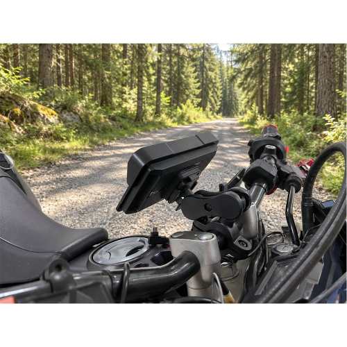 Monitor na riadidlách motocykla so zobrazeným rozhraním Apple CarPlay a ikonami aplikácií