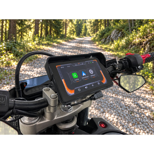 Detail monitora na motocykli s úvodným menu CarPlay, Android Auto a nastaveniami