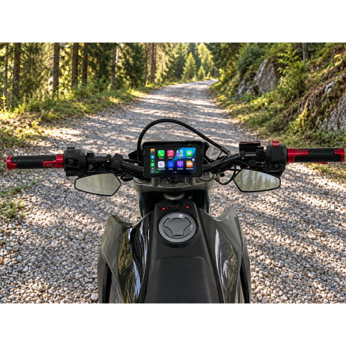 Detail monitora na motocykli s úvodným menu CarPlay, Android Auto a nastaveniami